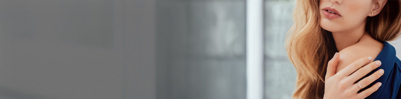 Joyas oro rosa portadas por mujer rubia, colección joyería fina oro rosa 18 quilates