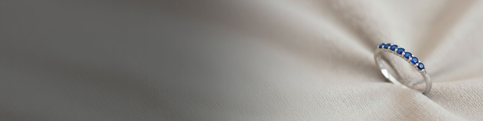 Alianza zafiro oro blanco 18 quilates con pavé zafiros azules, anillo fino compromiso joyería fina francesa