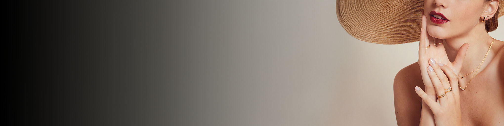 Anillos de diamante negro oro amarillo 18 quilates llevados por mujer elegante con sombrero, joyería fina moderna refinada