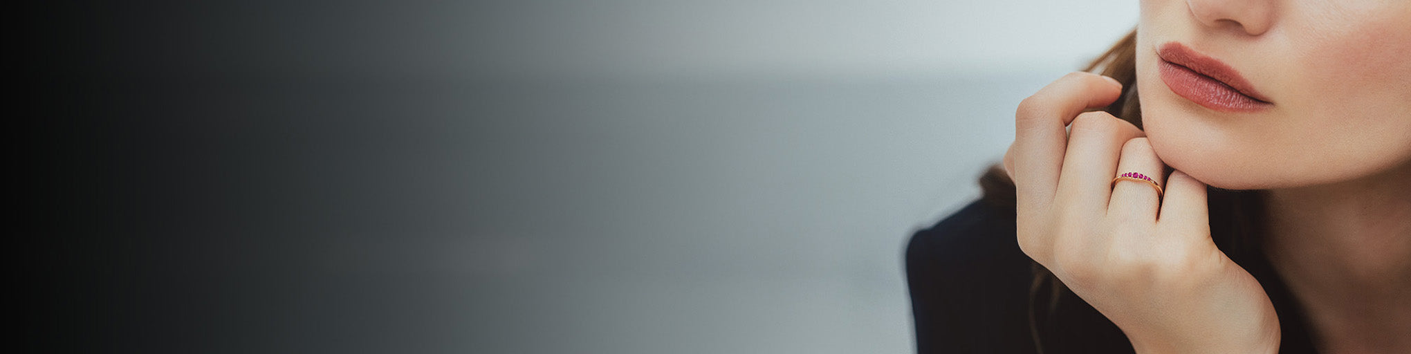 Anillo de rubí oro rosa 18 quilates llevado por mujer elegante, joyería fina con gemas rojas