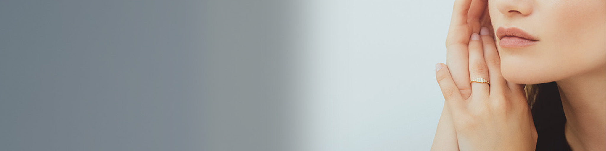 Anillo geométrico fino oro diamantes portado por mujer elegante, colección joyería moderna