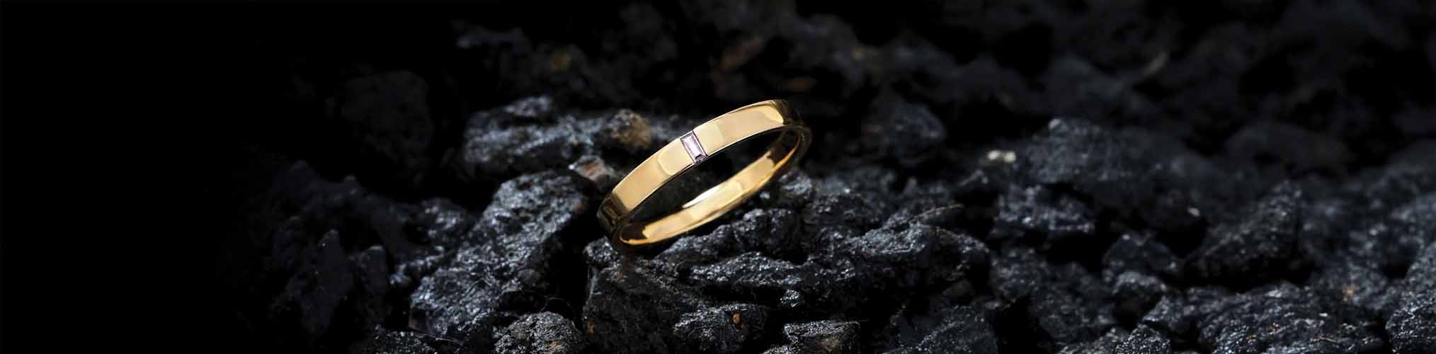 Alianza hombre oro amarillo pulida sobre piedra volcánica negra, anillo masculino joyería moderna