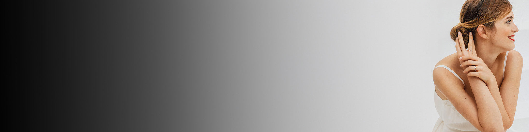 Anillos de diamante oro blanco 18 quilates colección joyería fina llevados por mujer elegante fondo gris degradado