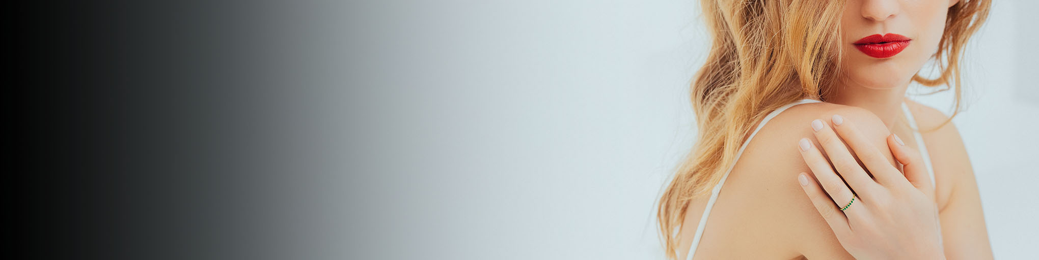 Anillo de esmeralda oro rosa 18 quilates llevado por mujer rubia con labios rojos, joyería fina elegante fondo degradado