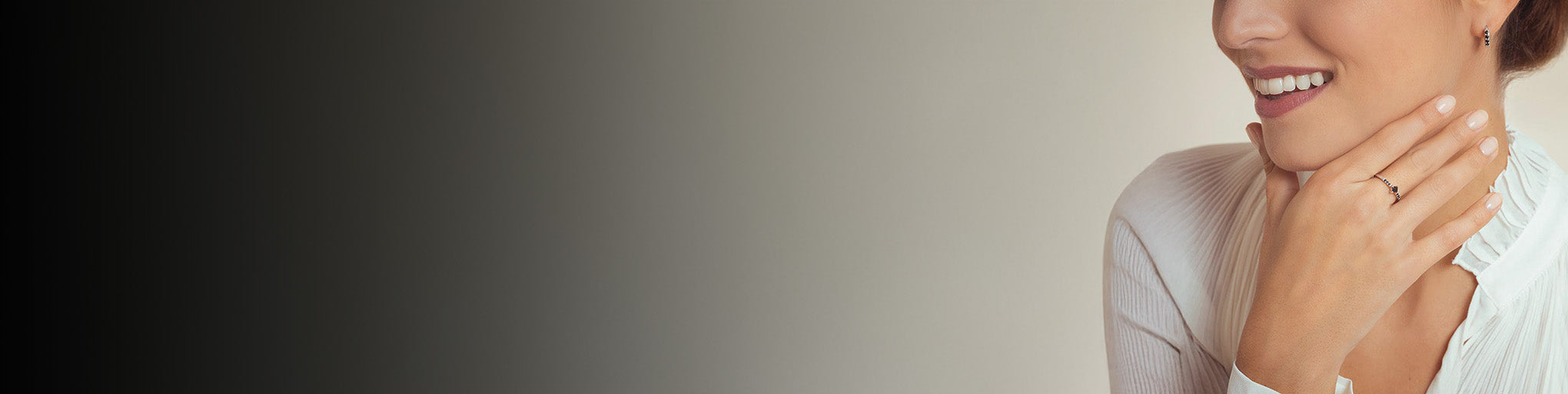 Anillo de diamante negro engastado en oro blanco 18 quilates llevado por mujer sonriente, joyería fina moderna