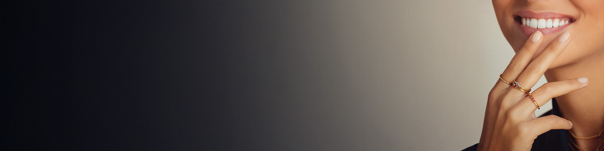 Anillos de rubí oro amarillo 18 quilates llevados por mujer sonriente, joyería fina con gemas rojo brillante