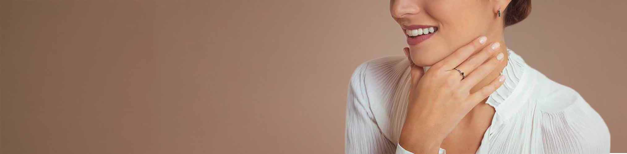 Anillo fino oro blanco 18 quilates portado con sonrisa, joyería elegante mujer con uñas blancas