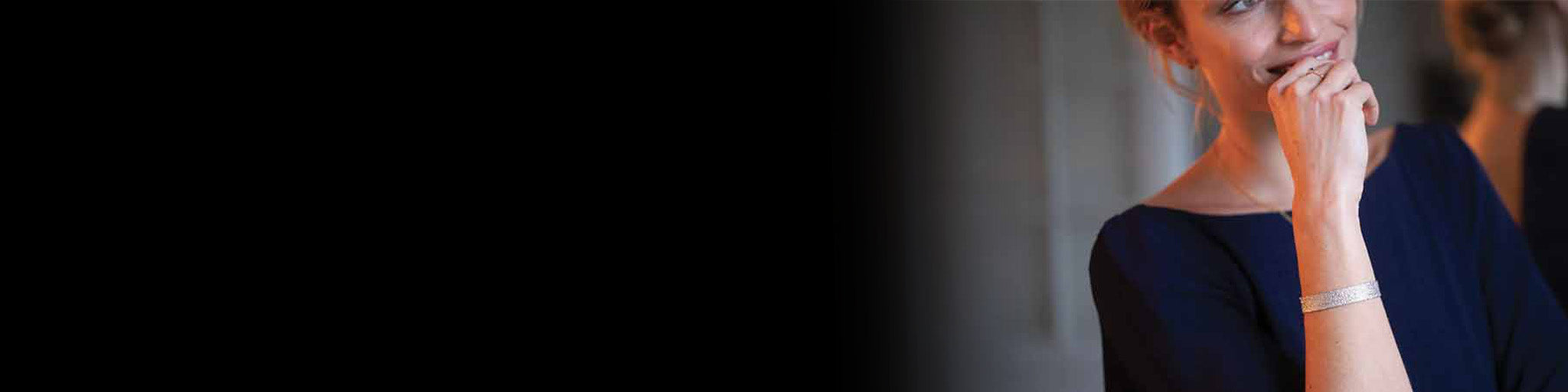 Pulsera de piedras preciosas llevada en la muñeca, joyería fina elegante para mujeres en oro con gemas de color