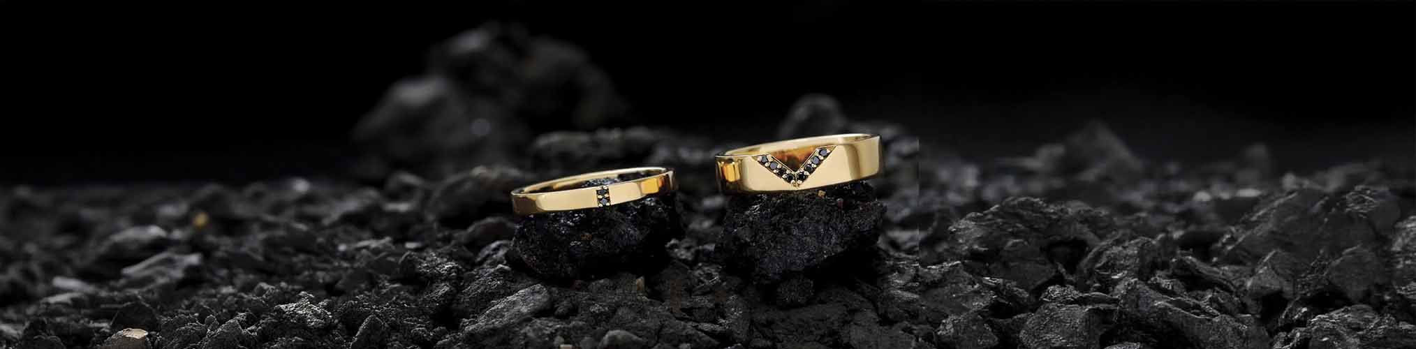 Alianzas oro amarillo colección Mars diamantes negros diseño geométrico moderno sobre piedra volcánica