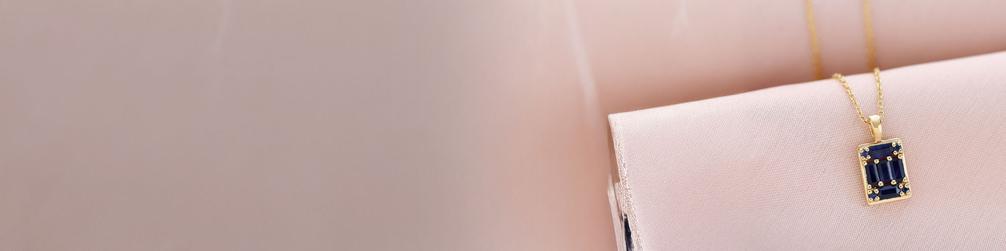 Collar geométrico oro amarillo zafiros azules rectangulares joyería moderna sobre cadena delicada