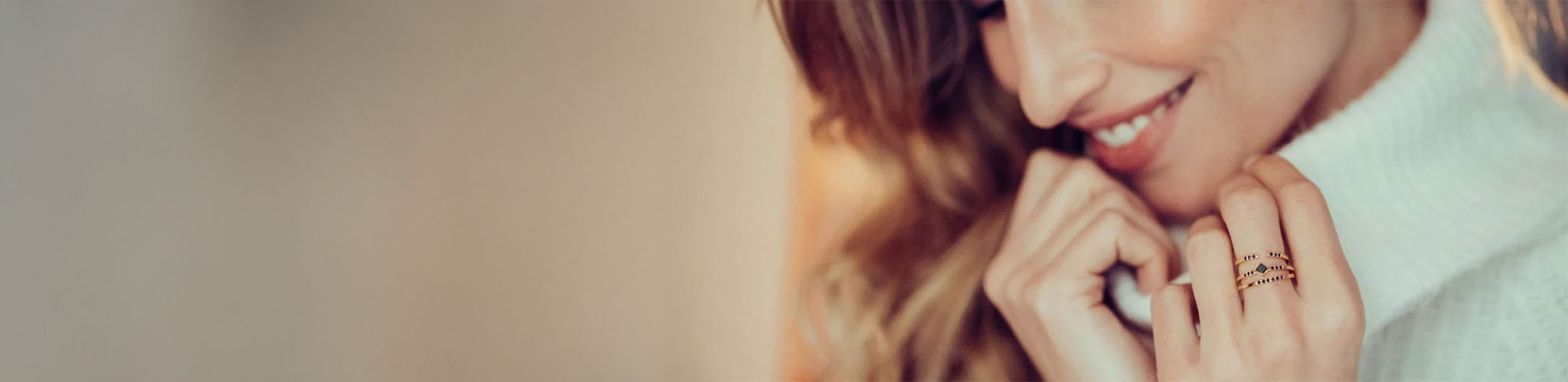 Anillo fino oro con detalles calados de la colección Urja joyería fina