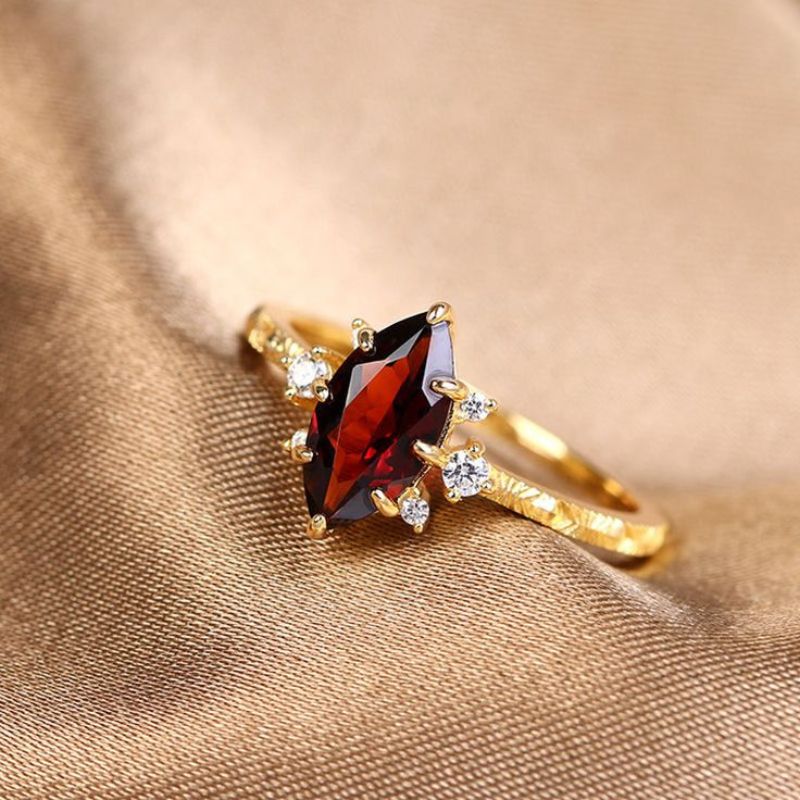 Anillo de granate.jpg__PID:5388efb3-326a-433c-910a-7b0316a1bed7