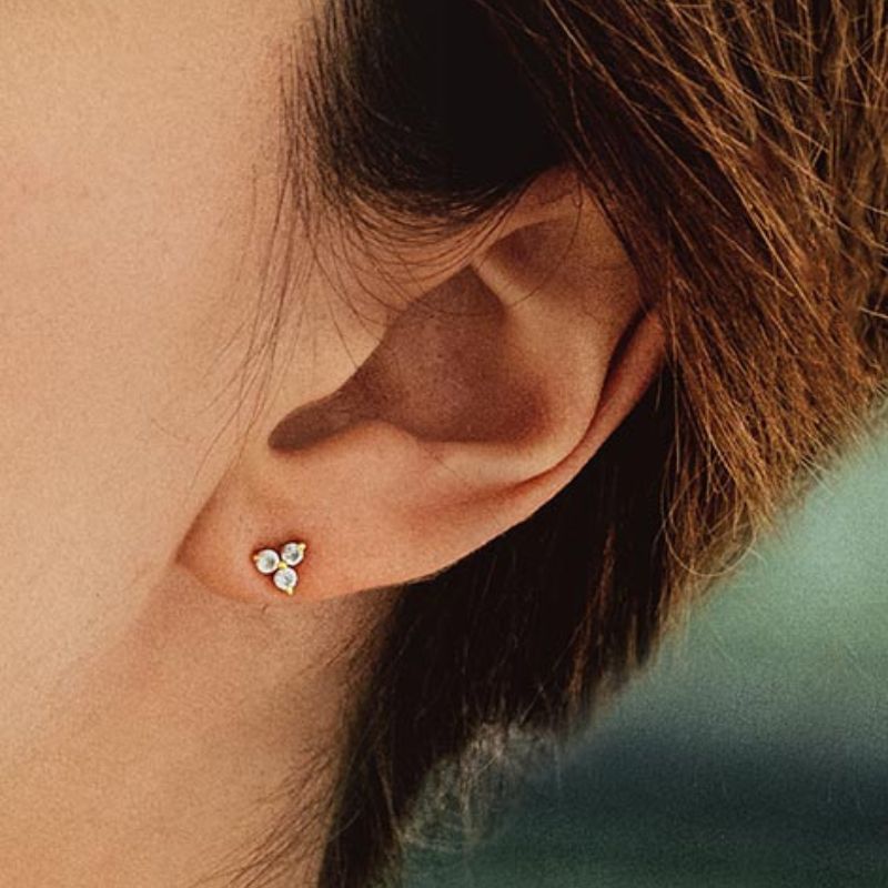 Pendientes de zafiro blanco Radha.jpg__PID:54bfc125-e947-462e-9f15-306dc2a1f2b9