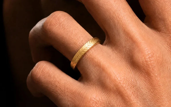 Anillo chevron en oro amarillo de 18 quilates, joya fina para pieles sensibles Mayuri