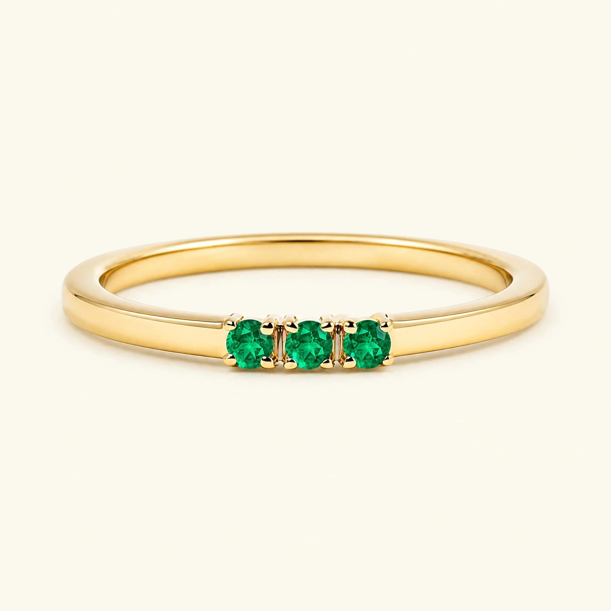 Anillo de compromiso trilogía de esmeraldas en oro amarillo