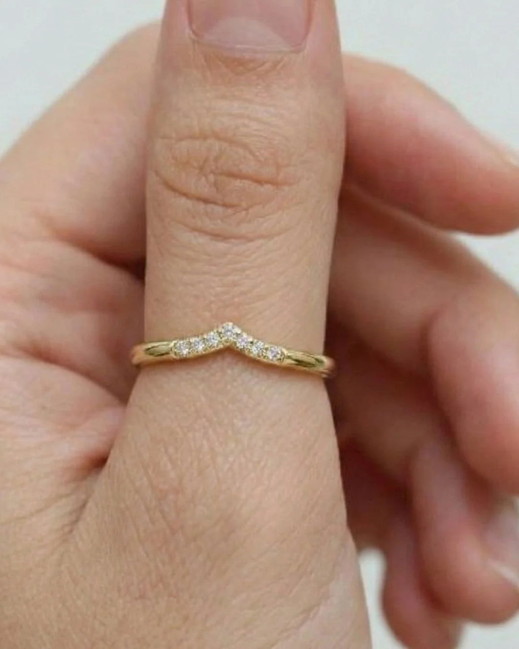 Detalle de las garras de un anillo solitario de diamante, control del engaste en oro de 18 quilates