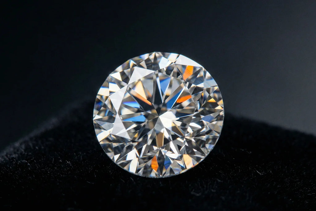 Diamante natural talla brillante en primer plano, juego de luz sobre las facetas