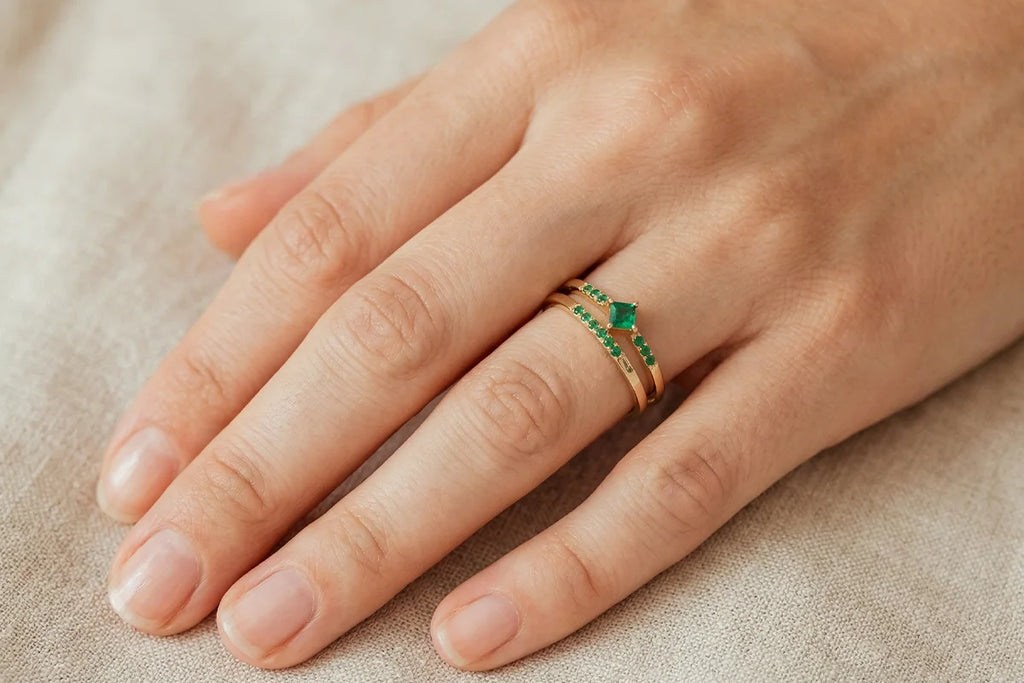 Anillo solitario de Esmeralda Mayuri en oro de 18 quilates llevado en la mano
