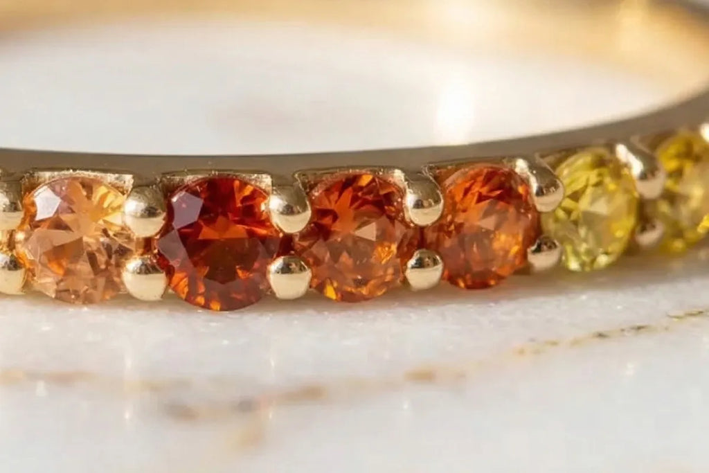 Anillo Kiran Zafiro Sunset, primer plano sobre los 9 zafiros en degradado de naranja a amarillo