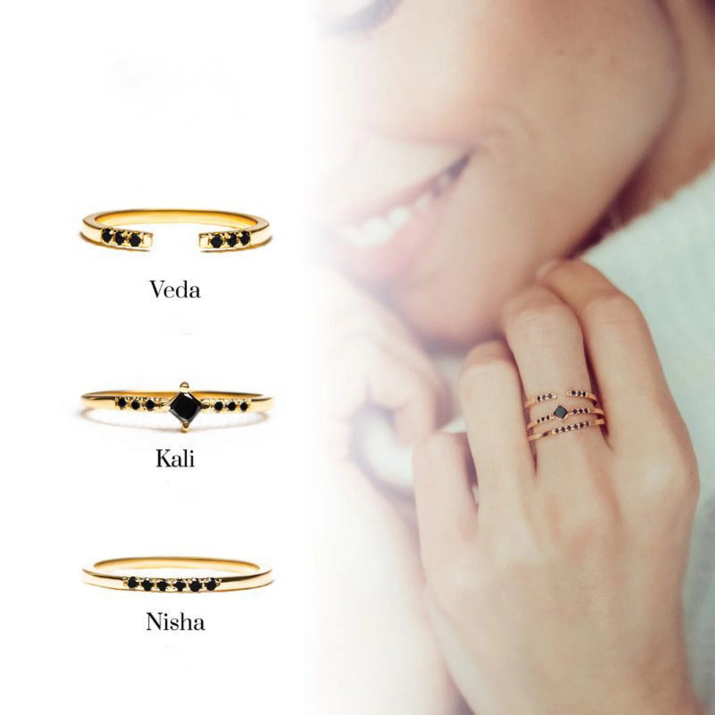 Anillo de Diamante Mayuri en oro amarillo 18 quilates llevado sobre la piel