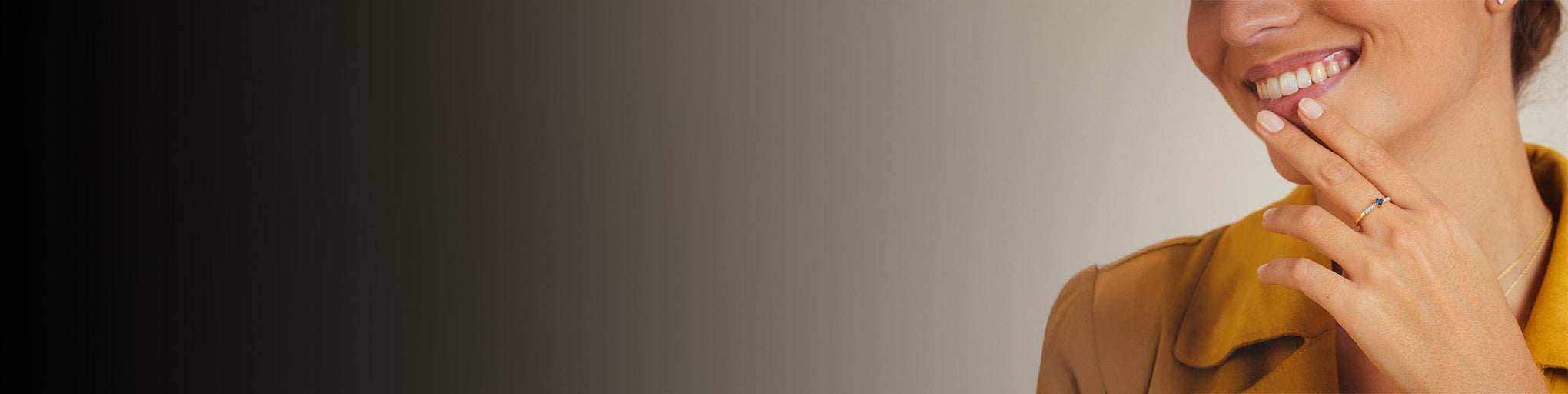 Anillo de zafiro azul oro amarillo 18 quilates llevado por mujer sonriente, joyería fina elegante colección anillos preciosos