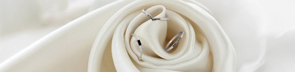 Bagues fines en or blanc et diamant noir - Mayuri Paris