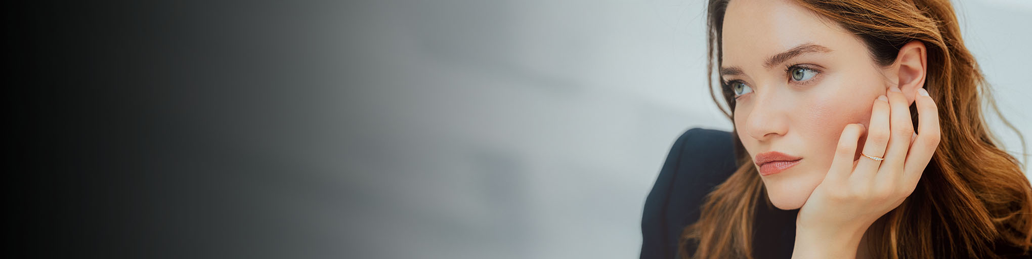 Mujer llevando anillo de diamante oro amarillo 18 quilates, colección joyería moderna con gema engastada