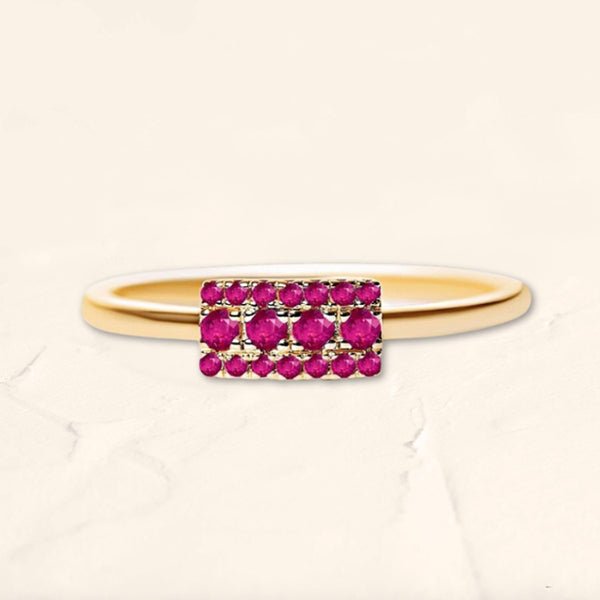 Anillo rectangular Sapna XL con rubíes engastados en oro amarillo