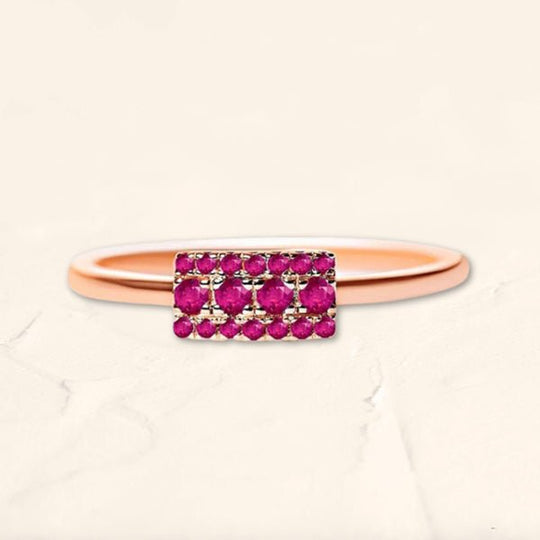 Anillo rectangular Sapna XL con rubíes engastados en oro rosa