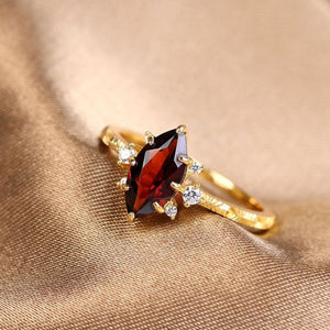Anillo de granate.jpg__PID:5388efb3-326a-433c-910a-7b0316a1bed7