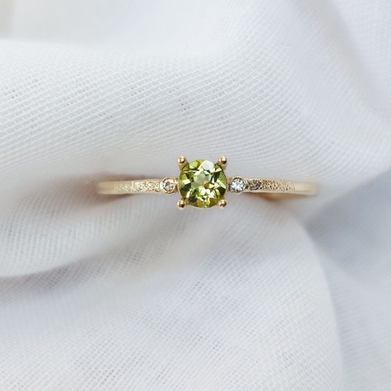Anillo Peridoto.jpg__PID:0642ecbc-44c2-4d78-ab2a-082afed9769b