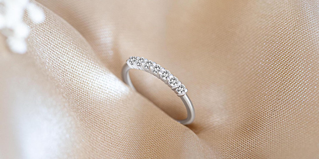 Anillo Vadha en oro blanco 18 quilates engastado con un diamante blanco por Mayuri