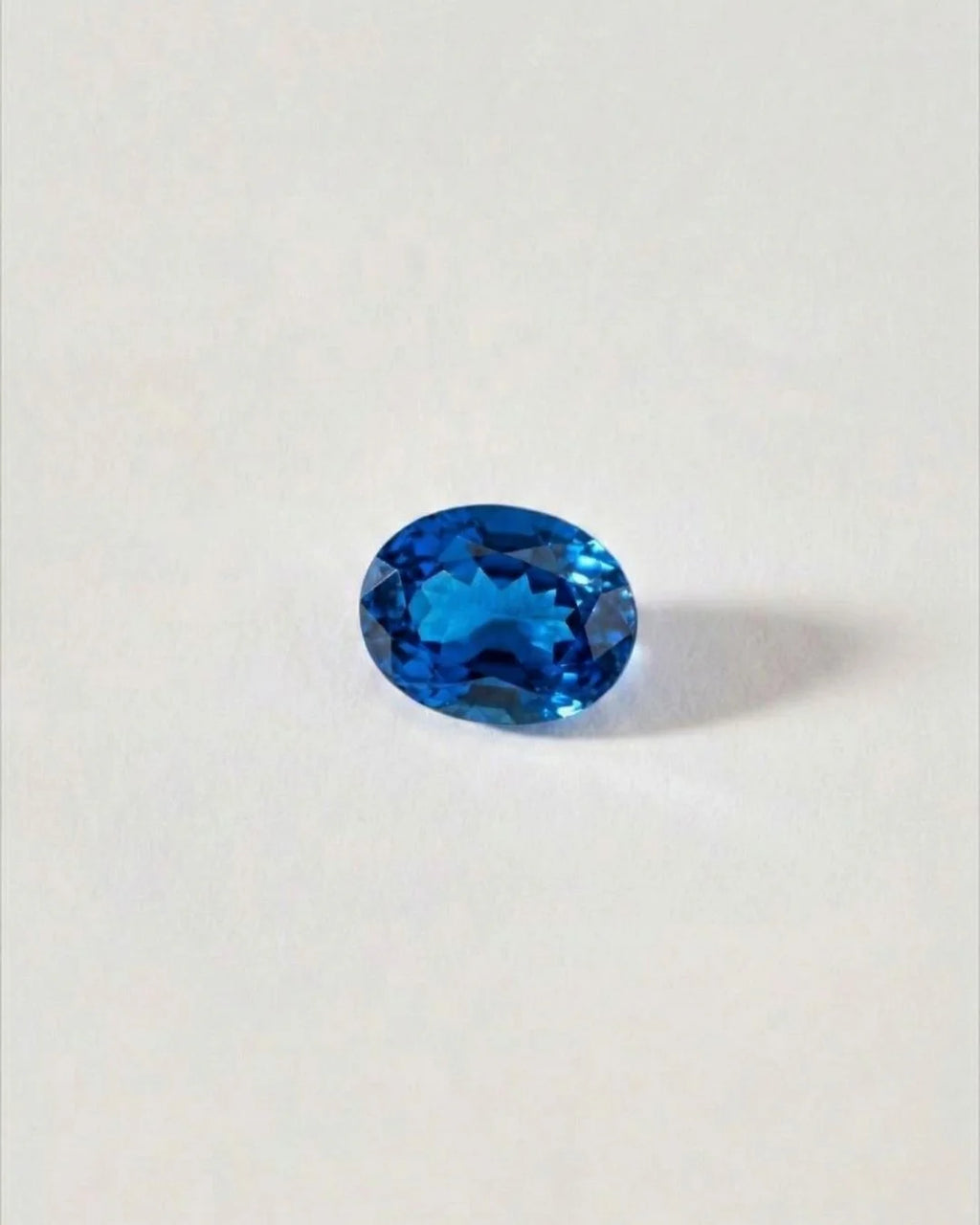 Aguamarina calidad Santa Maria talla esmeralda con un azul intenso sin tonalidad verdosa