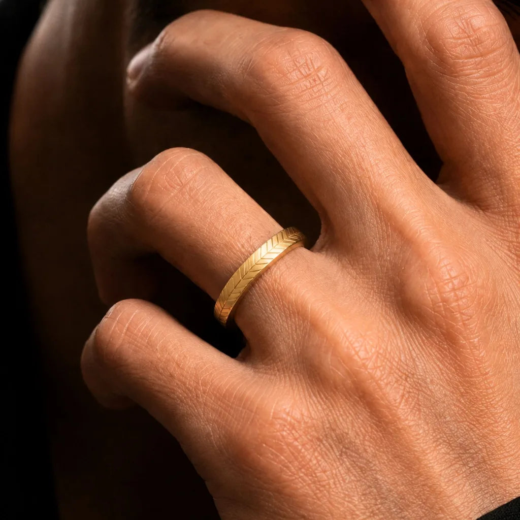 Anillo chevron en oro amarillo de 18 quilates, joya fina para piel sensible Mayuri