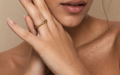 Bague en or jaune 18 carats portée sur la peau, joaillerie fine hypoallergénique Mayuri Paris