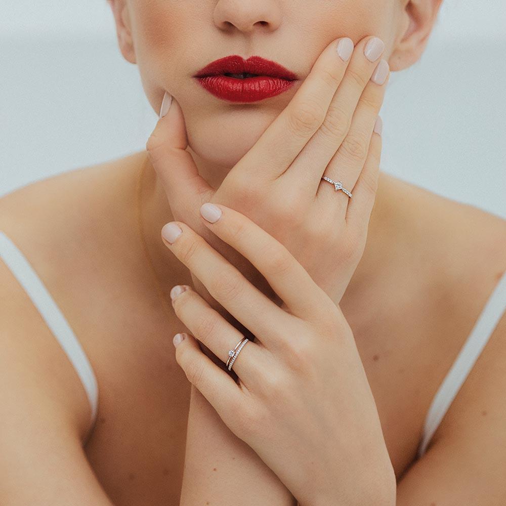 Anillos de boda modernos con diamantes