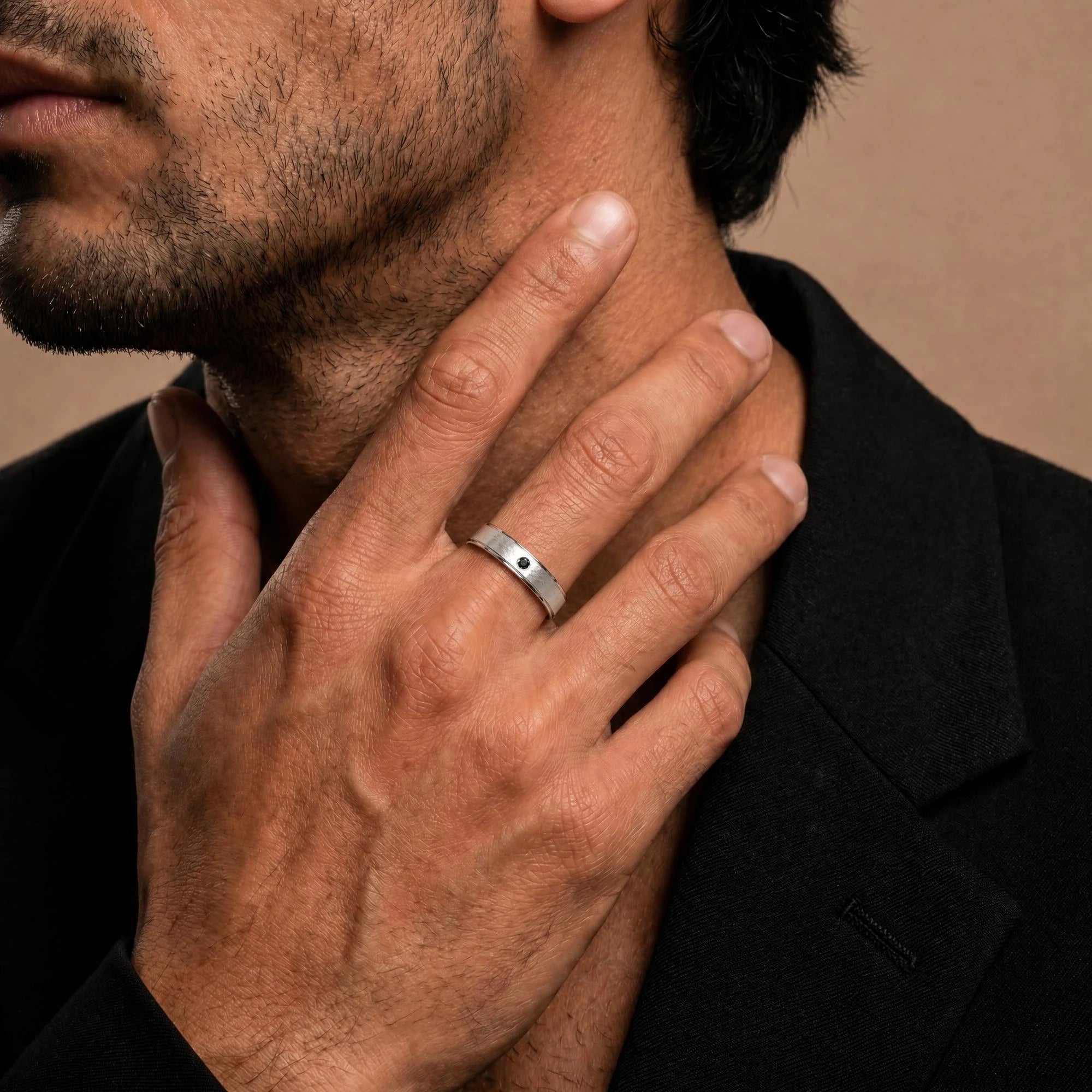 Alianza de diamante negro en oro blanco Dhruva llevada por un hombre, anillo cepillado