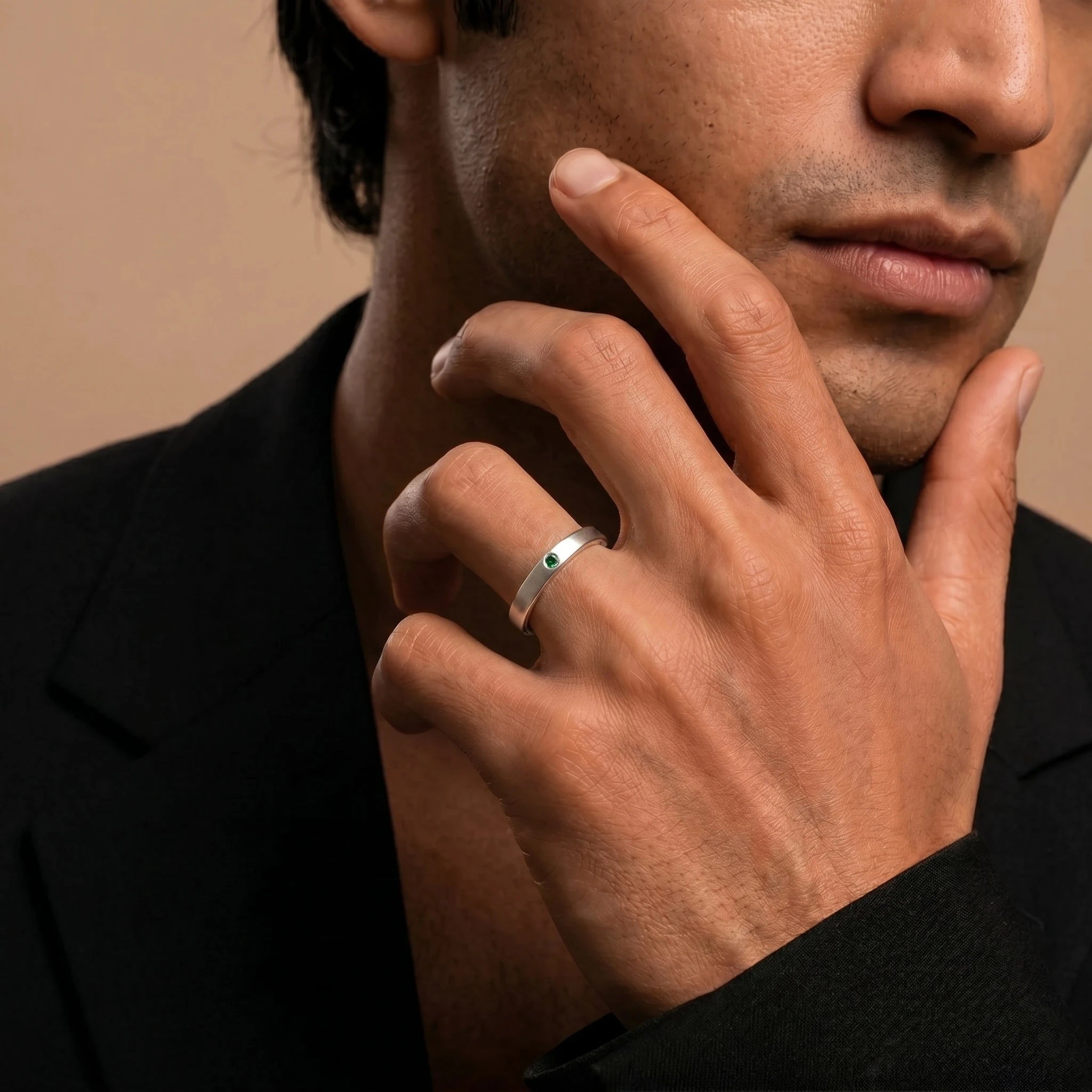 Alianza de esmeralda en oro blanco Dhruva llevada por un hombre, anillo cepillado