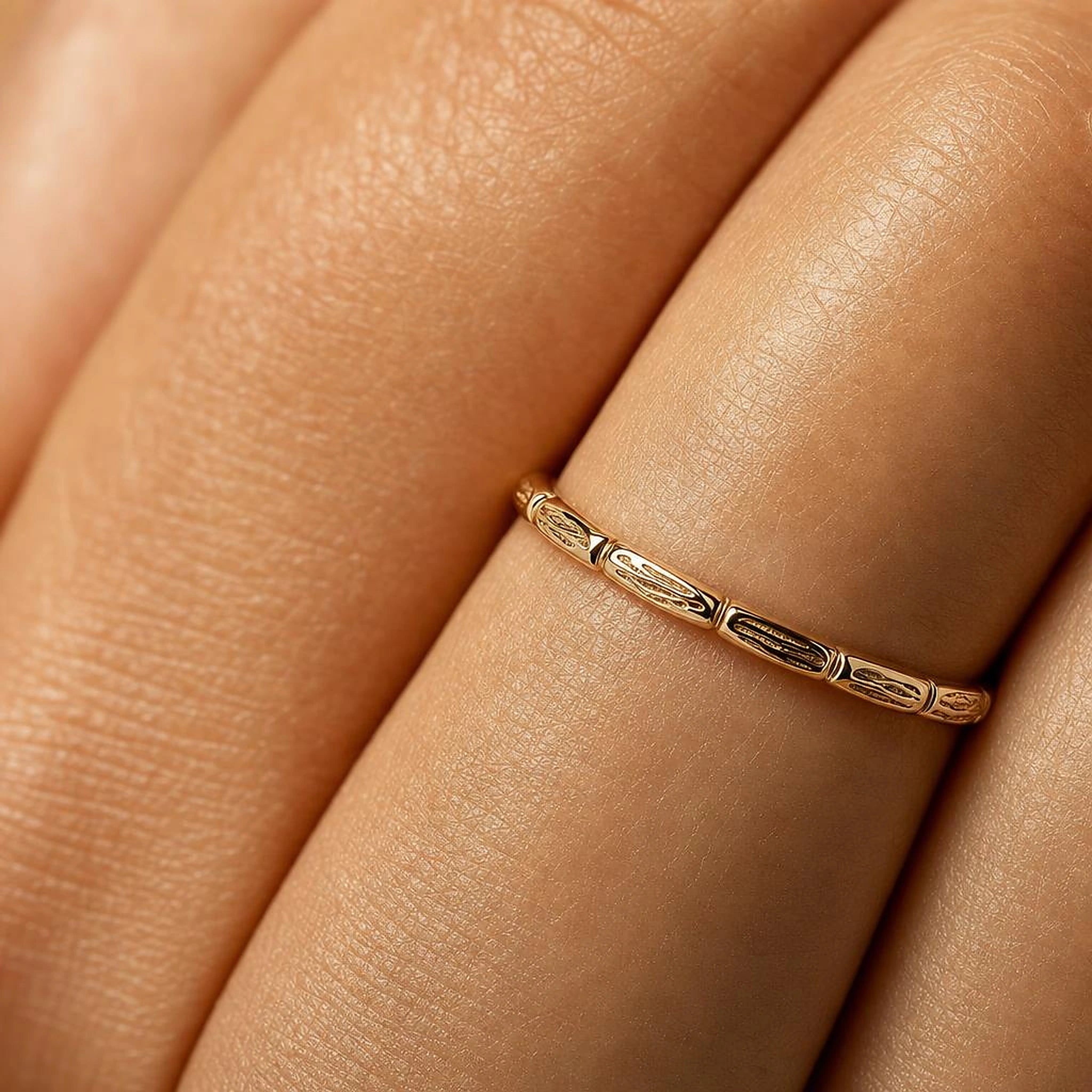 Anillo Sobek en el dedo, macro de las escamas de cocodrilo cinceladas en oro amarillo