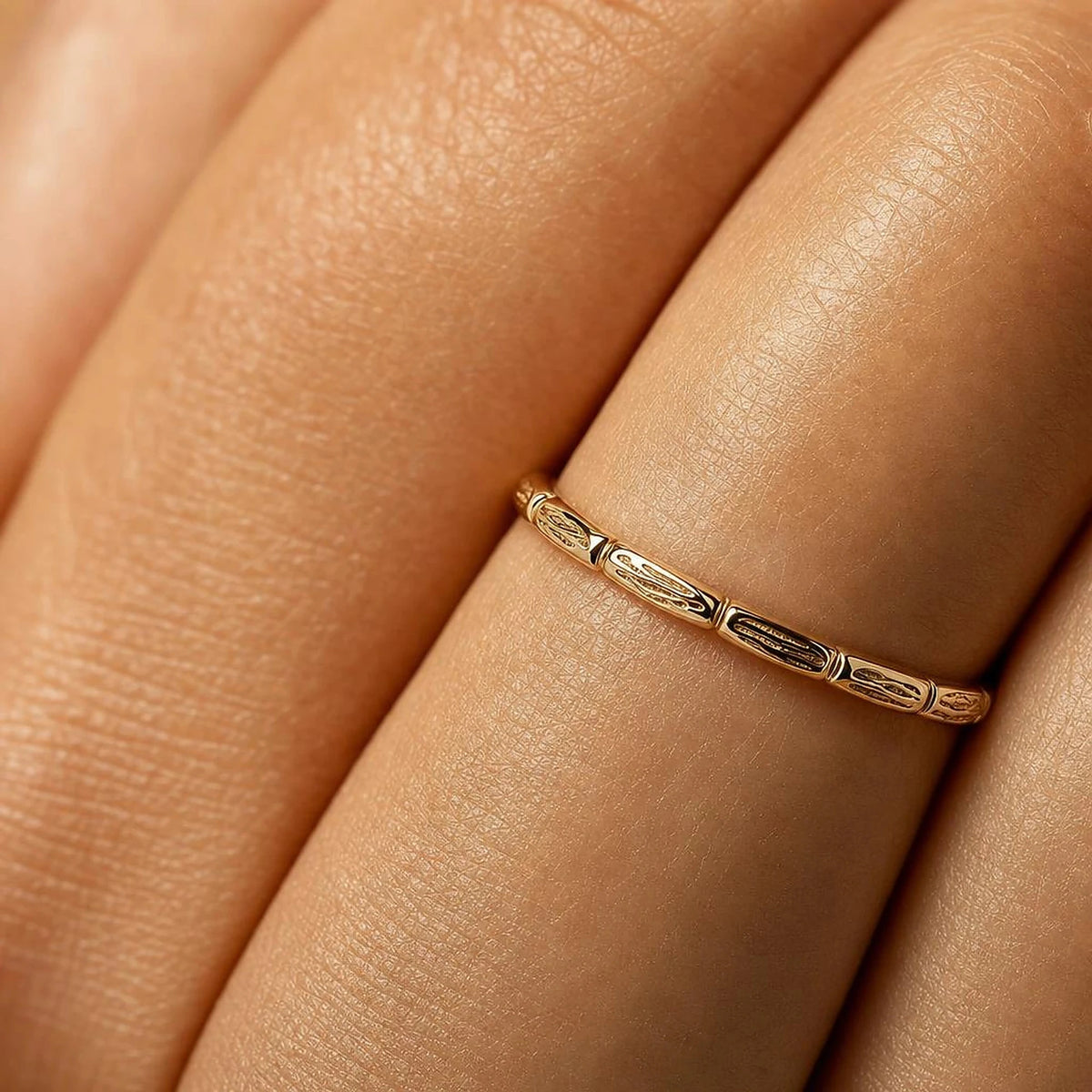 Anillo Sobek en el dedo, macro de las escamas de cocodrilo cinceladas en oro amarillo