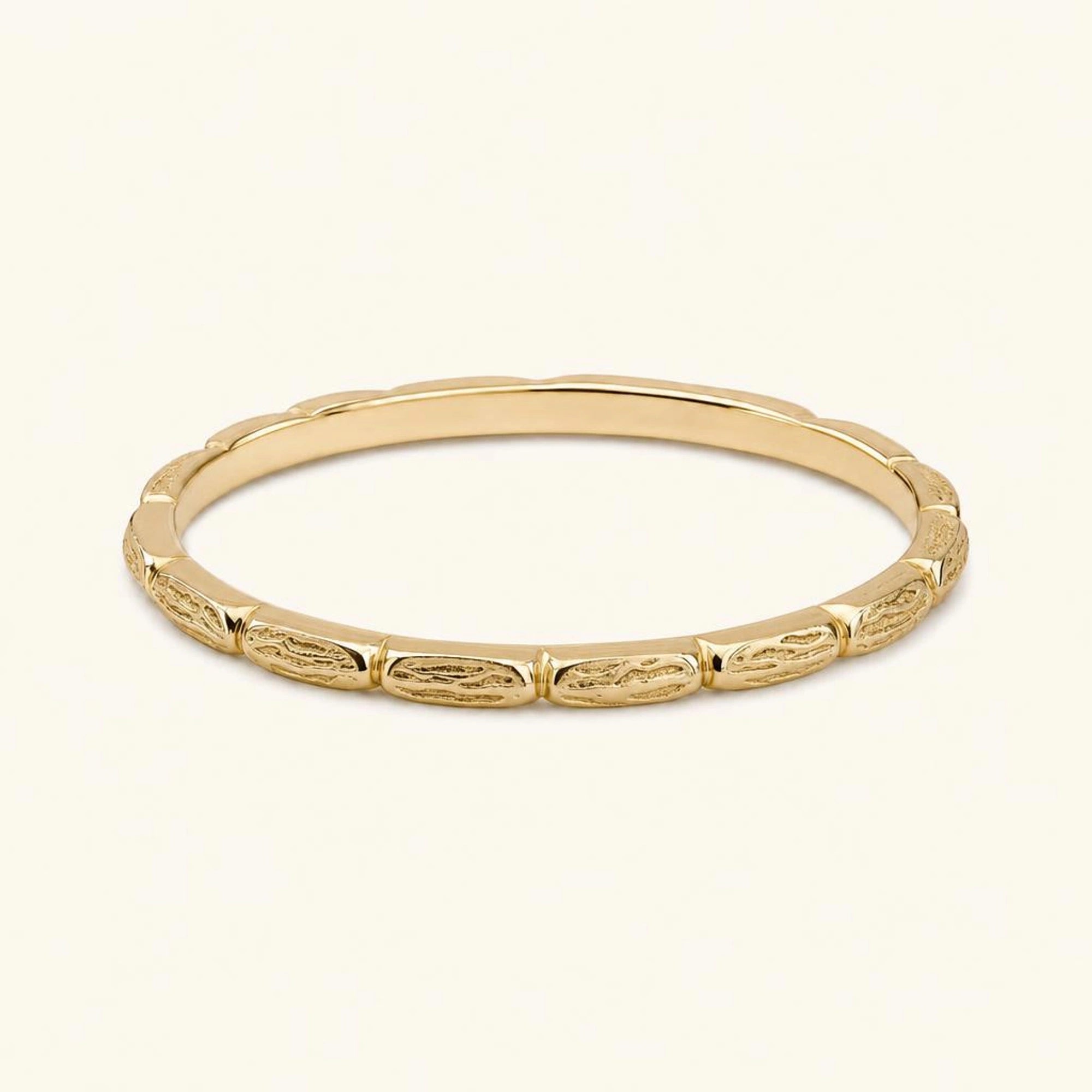Alianza mujer Sobek en oro amarillo de 18 quilates, anillo revestido de escamas de cocodrilo cinceladas