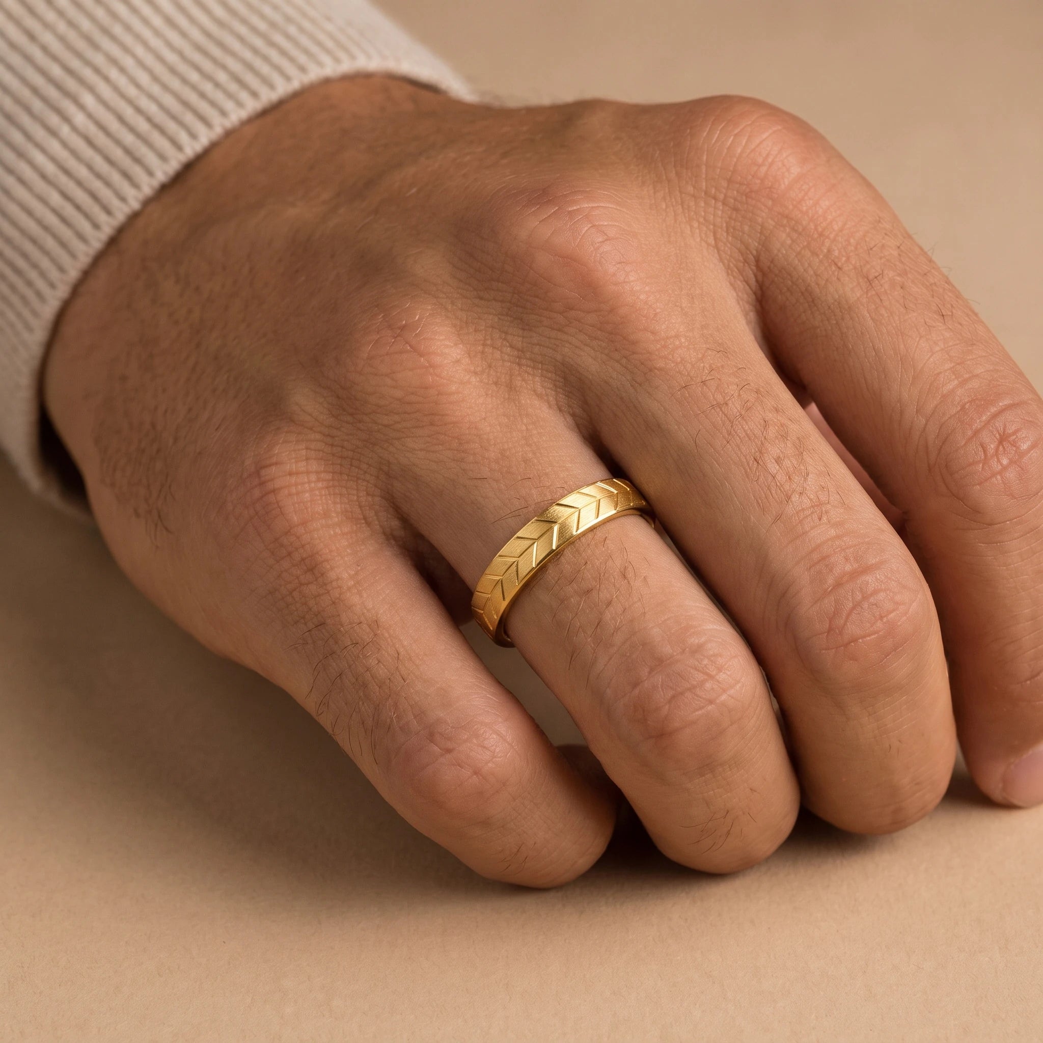 Alianza de boda hombre chevron grabada oro amarillo 18 quilates Maât, portada gros plan