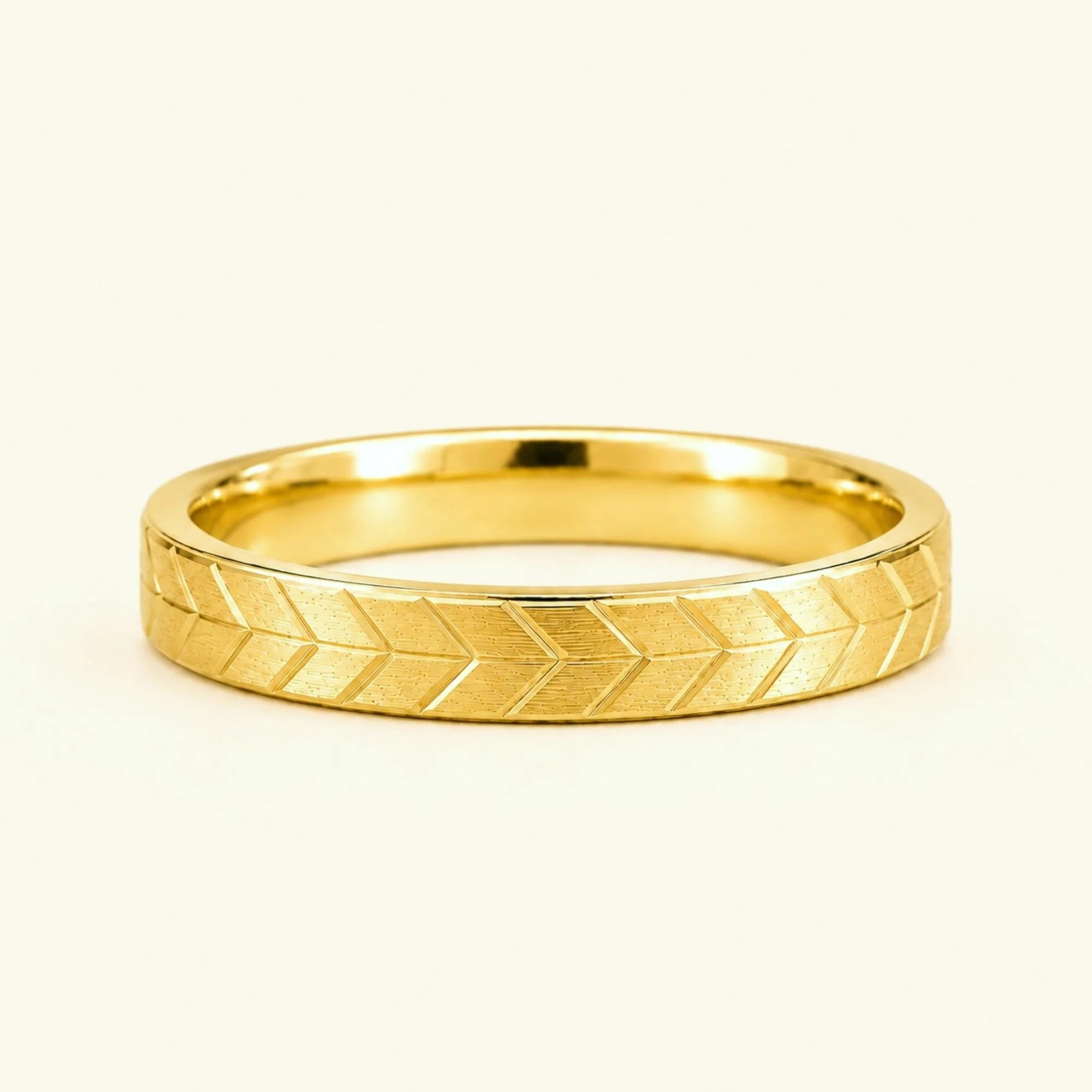 Alianza hombre 3mm chevron grabada oro amarillo 18 quilates Maât