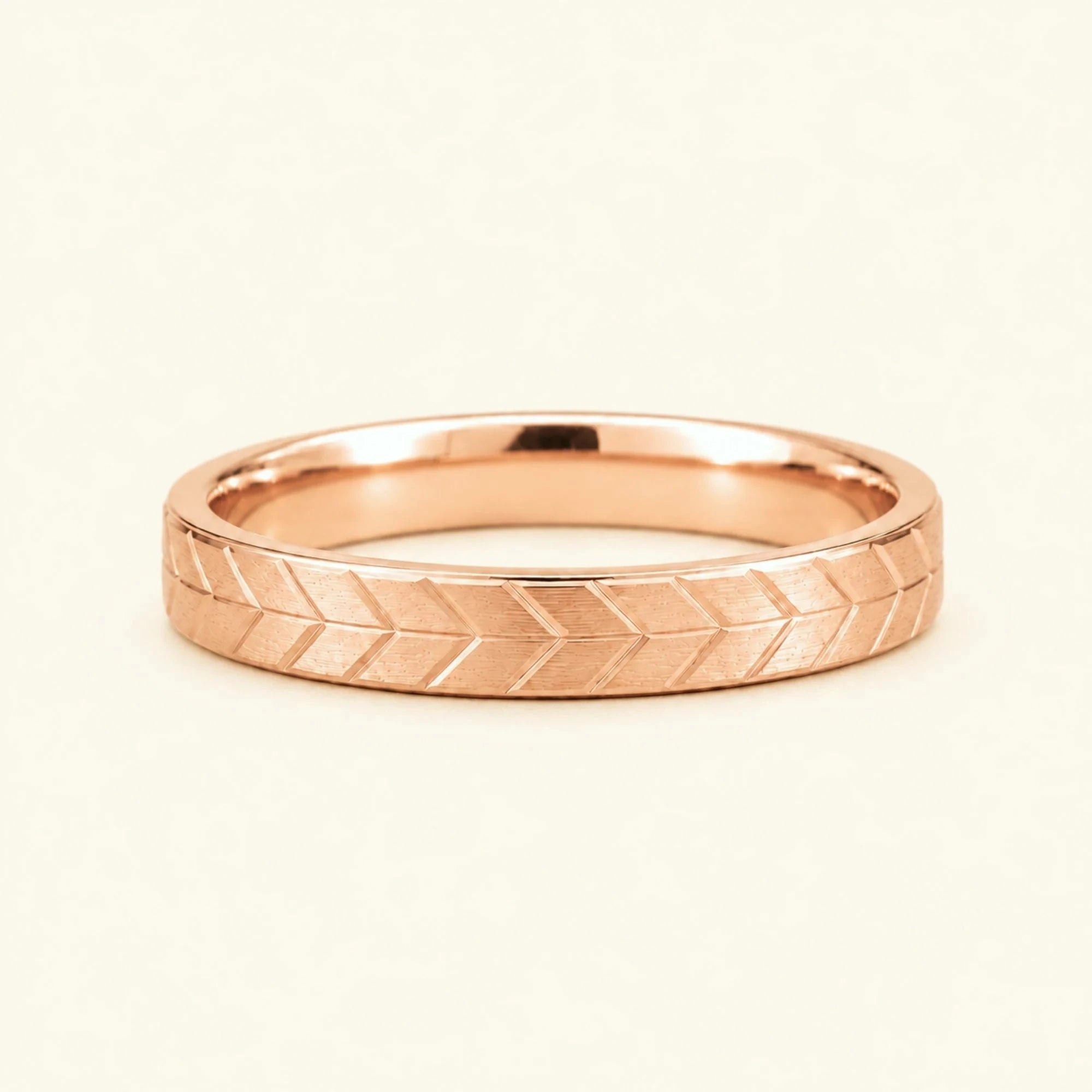 Alianza chevron grabada oro rosa 3mm Maât, motivo pluma