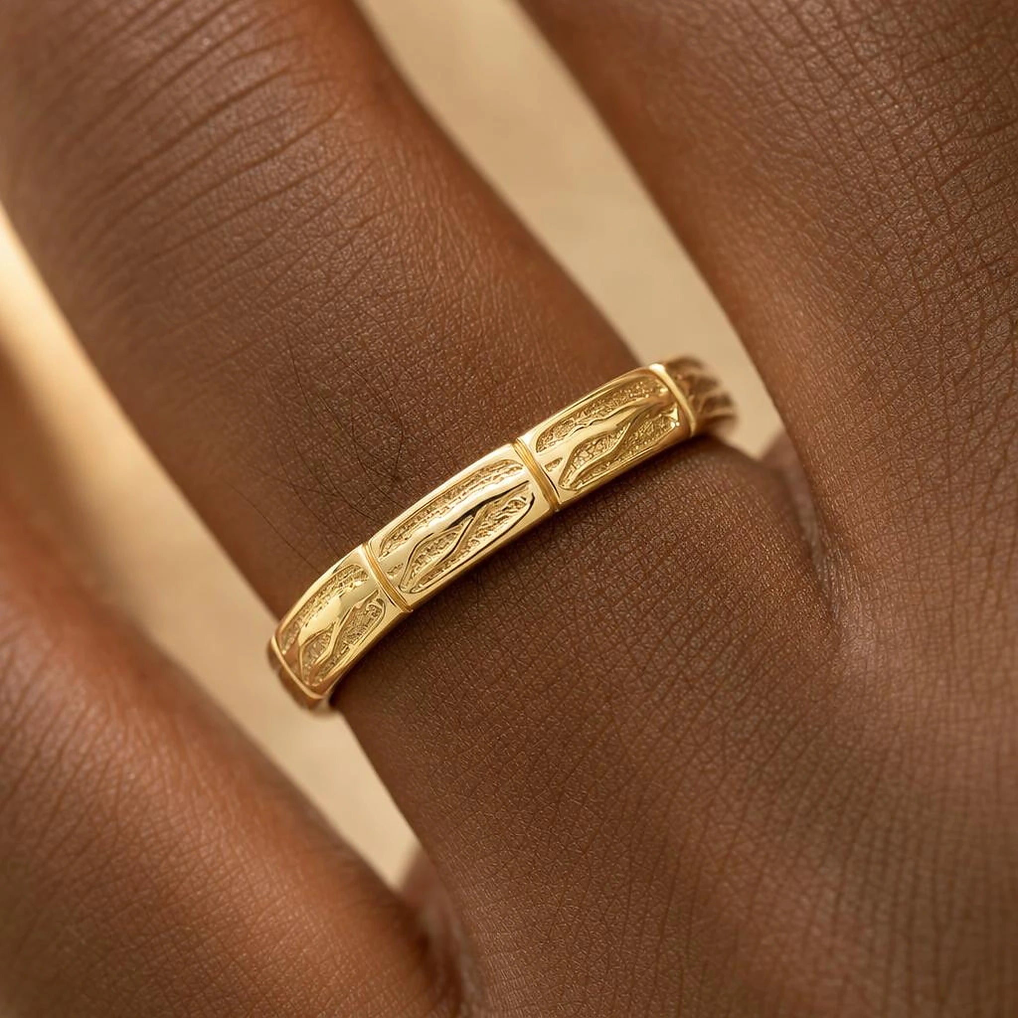 Anillo Sobek 2,7 mm en el dedo, macro de las escamas de cocodrilo en oro amarillo