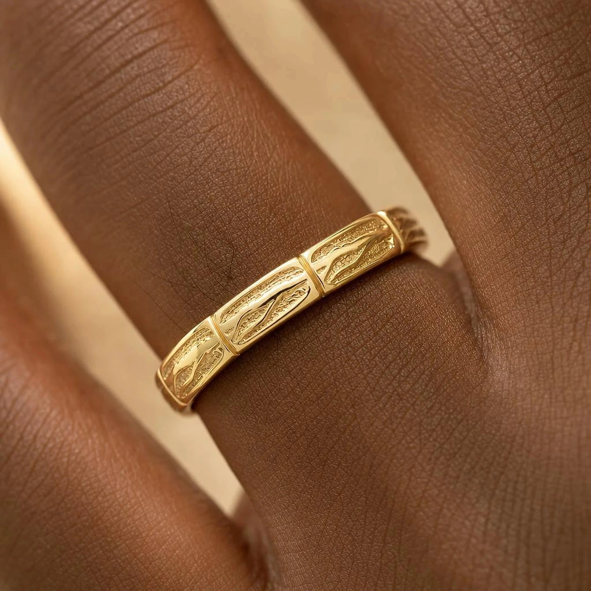 Anillo Sobek 2,7 mm en el dedo, macro de las escamas de cocodrilo en oro amarillo