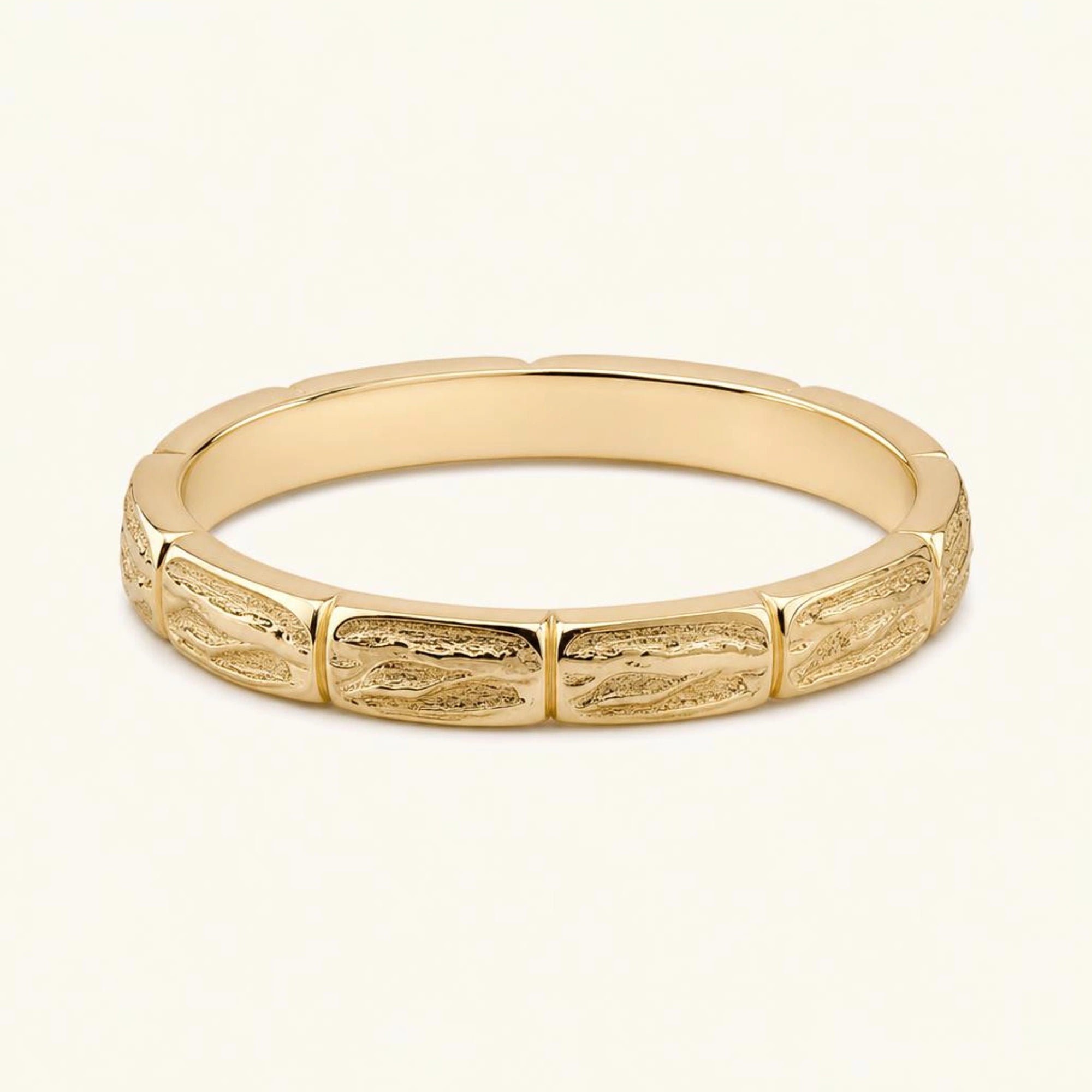 Alianza hombre Sobek 2,7 mm en oro amarillo de 18 quilates, anillo revestido de escamas de cocodrilo cinceladas