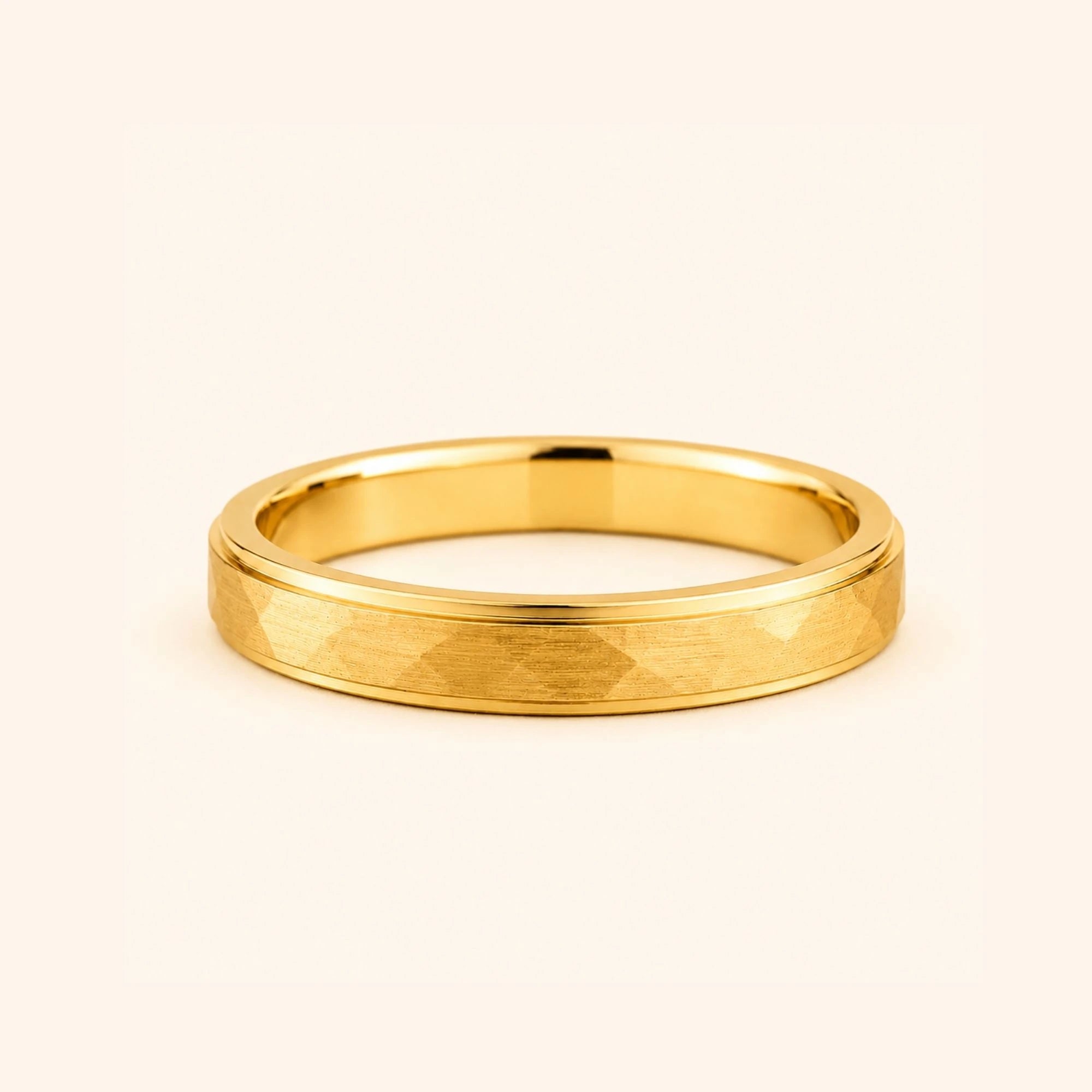 Alianza hombre martelada oro amarillo 18 quilates 4mm Akmon