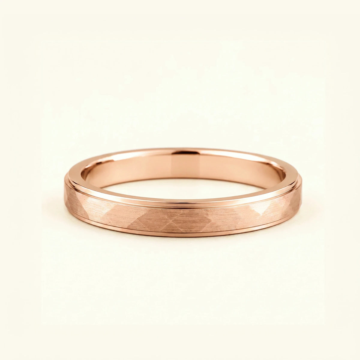 Alianza hombre martillada oro rosa 4mm Akmon, acabado forjado