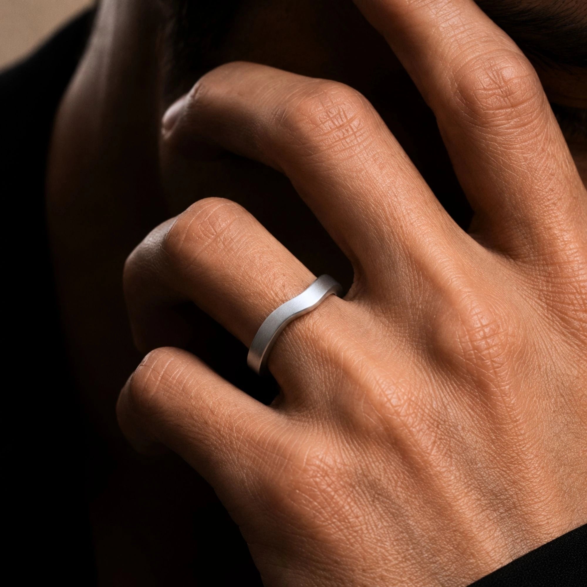 Alliance de mariage homme or blanc Pontos portée au doigt